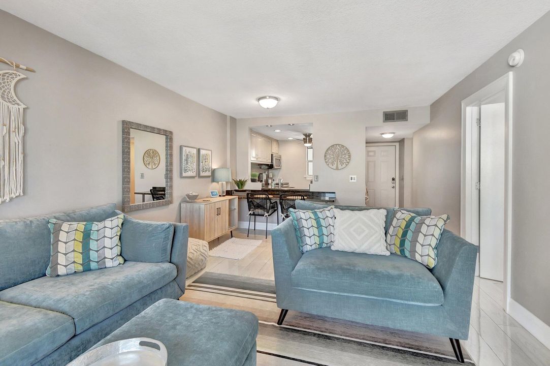 Active With Contract: $334,900 (1 beds, 1 baths, 760 Square Feet)