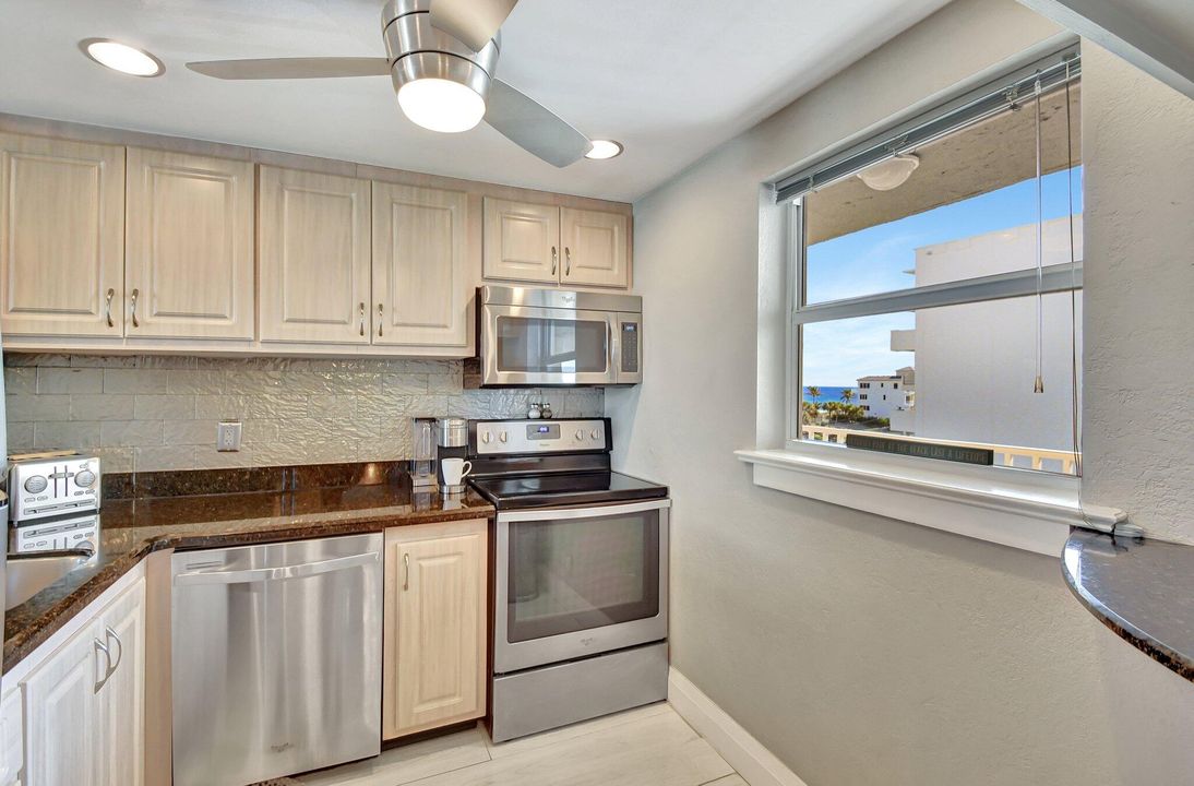 Active With Contract: $334,900 (1 beds, 1 baths, 760 Square Feet)