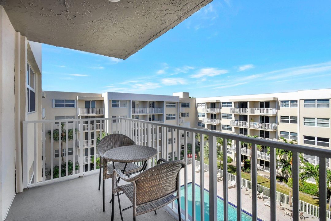 Active With Contract: $334,900 (1 beds, 1 baths, 760 Square Feet)