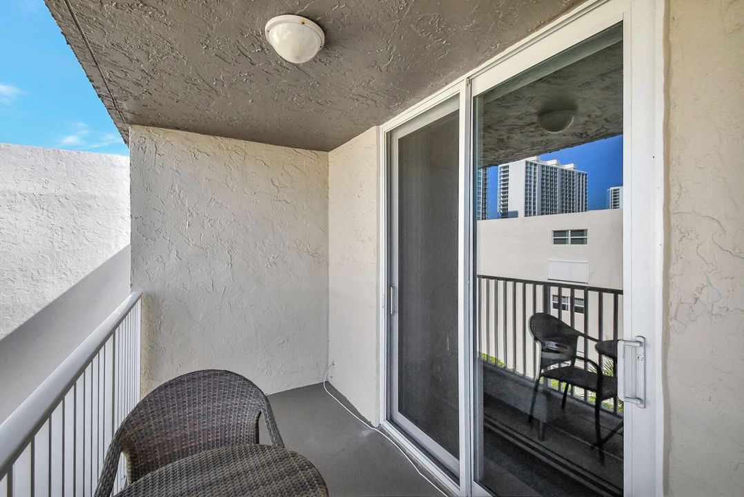 Active With Contract: $334,900 (1 beds, 1 baths, 760 Square Feet)