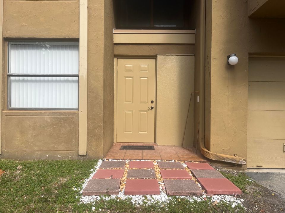 For Rent: $2,300 (2 beds, 1 baths, 1000 Square Feet)