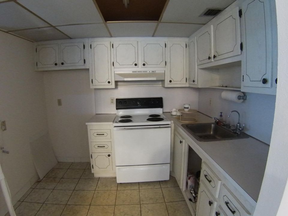 For Sale: $78,000 (1 beds, 1 baths, 720 Square Feet)