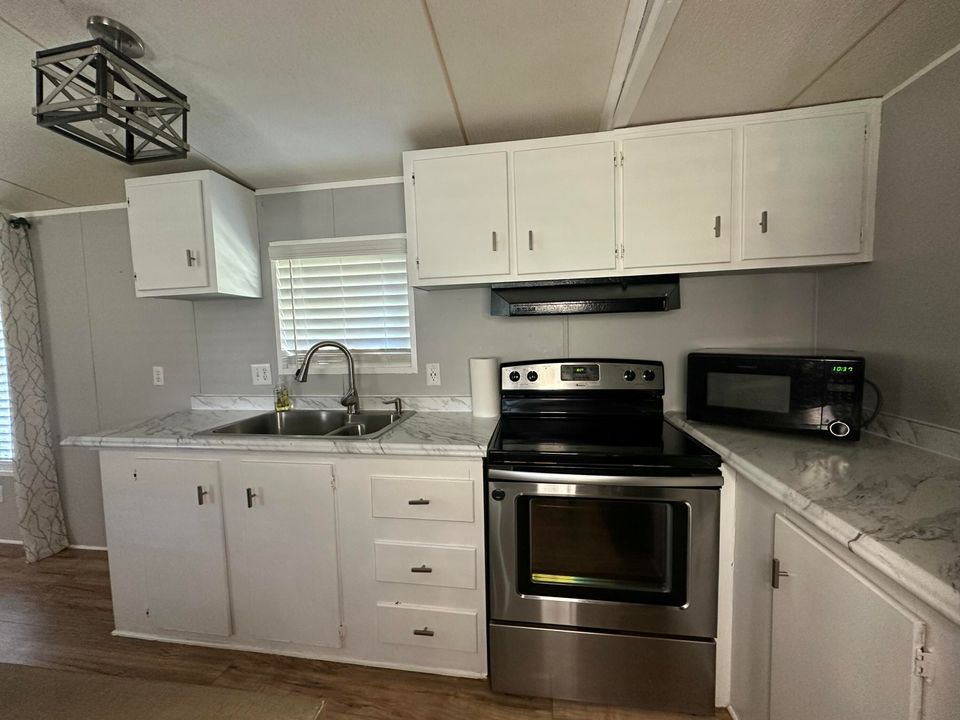 For Sale: $145,000 (2 beds, 2 baths, 784 Square Feet)