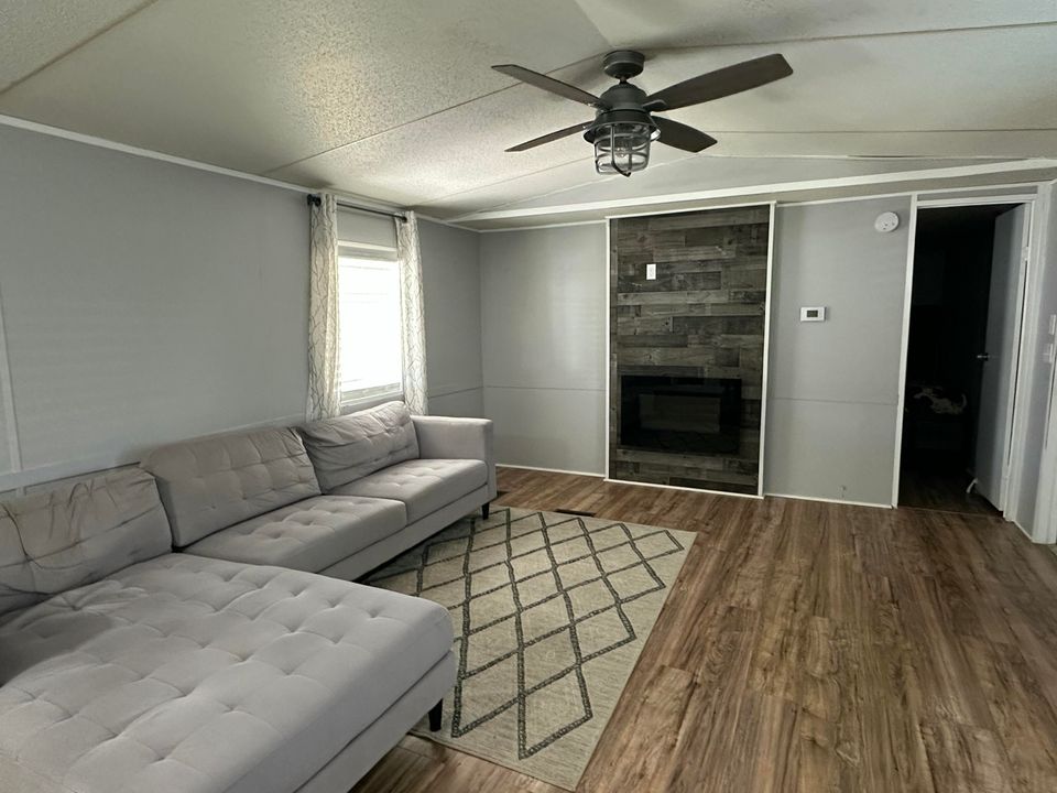 For Sale: $145,000 (2 beds, 2 baths, 784 Square Feet)