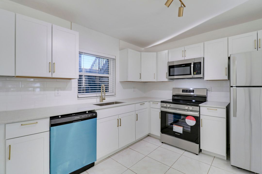 For Sale: $187,500 (2 beds, 1 baths, 977 Square Feet)