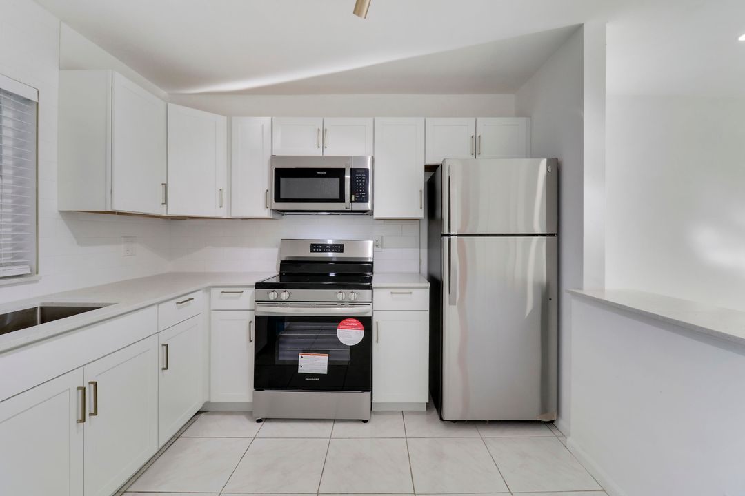 For Sale: $187,500 (2 beds, 1 baths, 977 Square Feet)