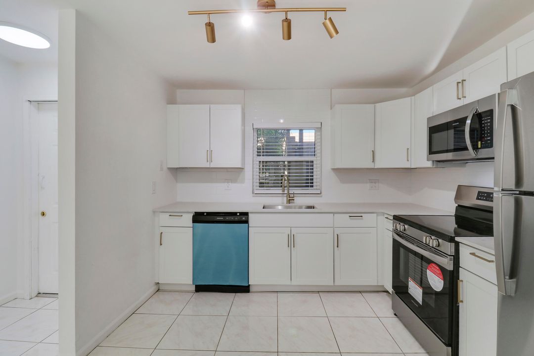 For Sale: $187,500 (2 beds, 1 baths, 977 Square Feet)