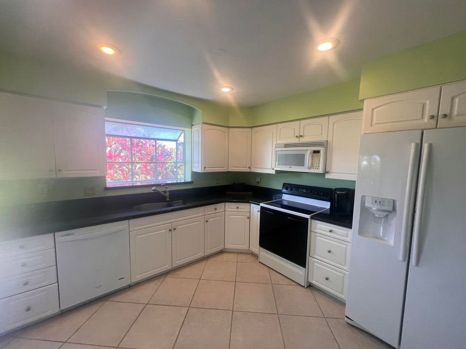 For Sale: $327,000 (2 beds, 2 baths, 1376 Square Feet)