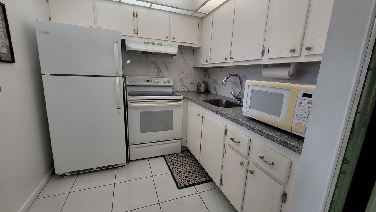 For Rent: $1,400 (1 beds, 1 baths, 684 Square Feet)