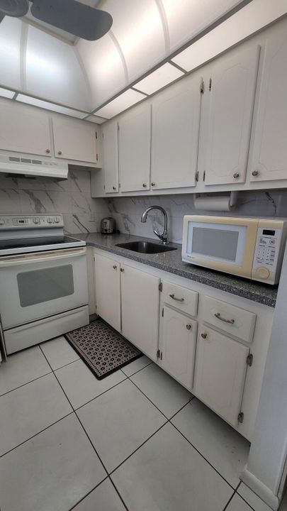 For Rent: $1,400 (1 beds, 1 baths, 684 Square Feet)