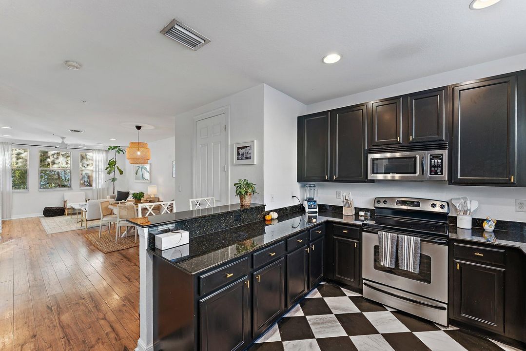 For Sale: $415,000 (2 beds, 2 baths, 1326 Square Feet)