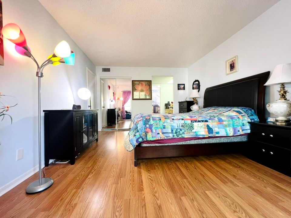 For Sale: $156,900 (1 beds, 1 baths, 710 Square Feet)