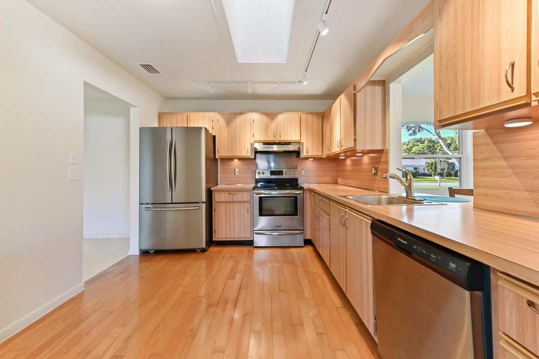 For Sale: $369,000 (2 beds, 2 baths, 1527 Square Feet)