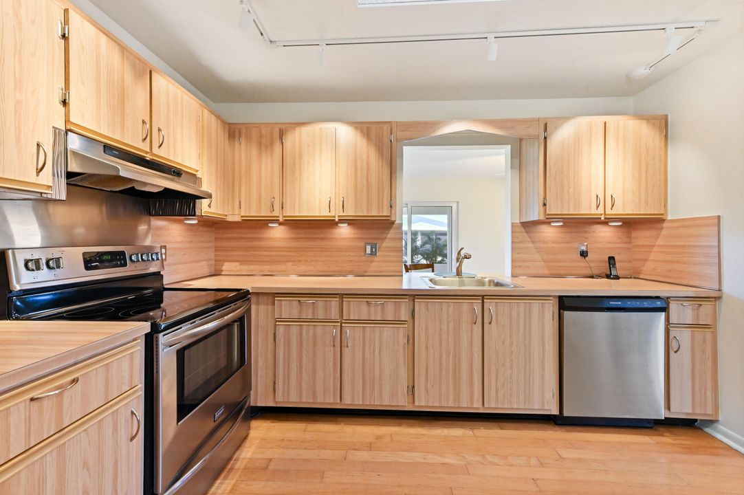 For Sale: $369,000 (2 beds, 2 baths, 1527 Square Feet)