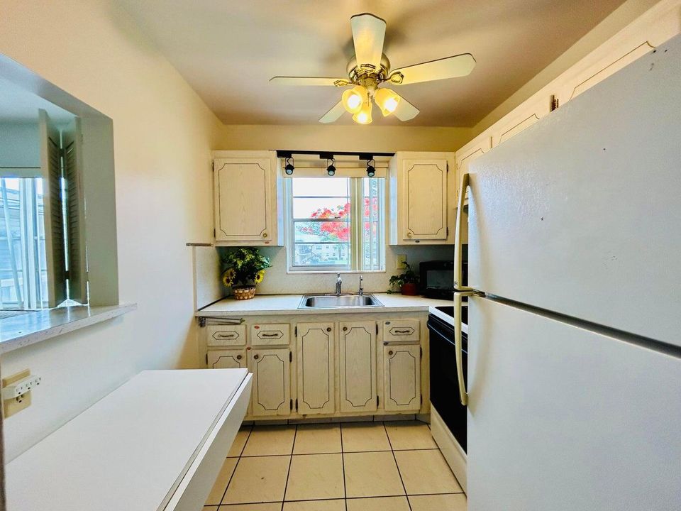 For Sale: $115,000 (1 beds, 1 baths, 684 Square Feet)