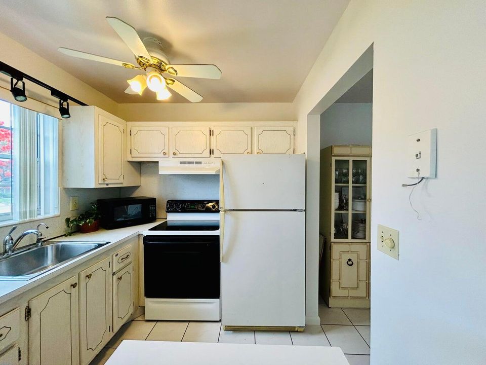 For Sale: $115,000 (1 beds, 1 baths, 684 Square Feet)