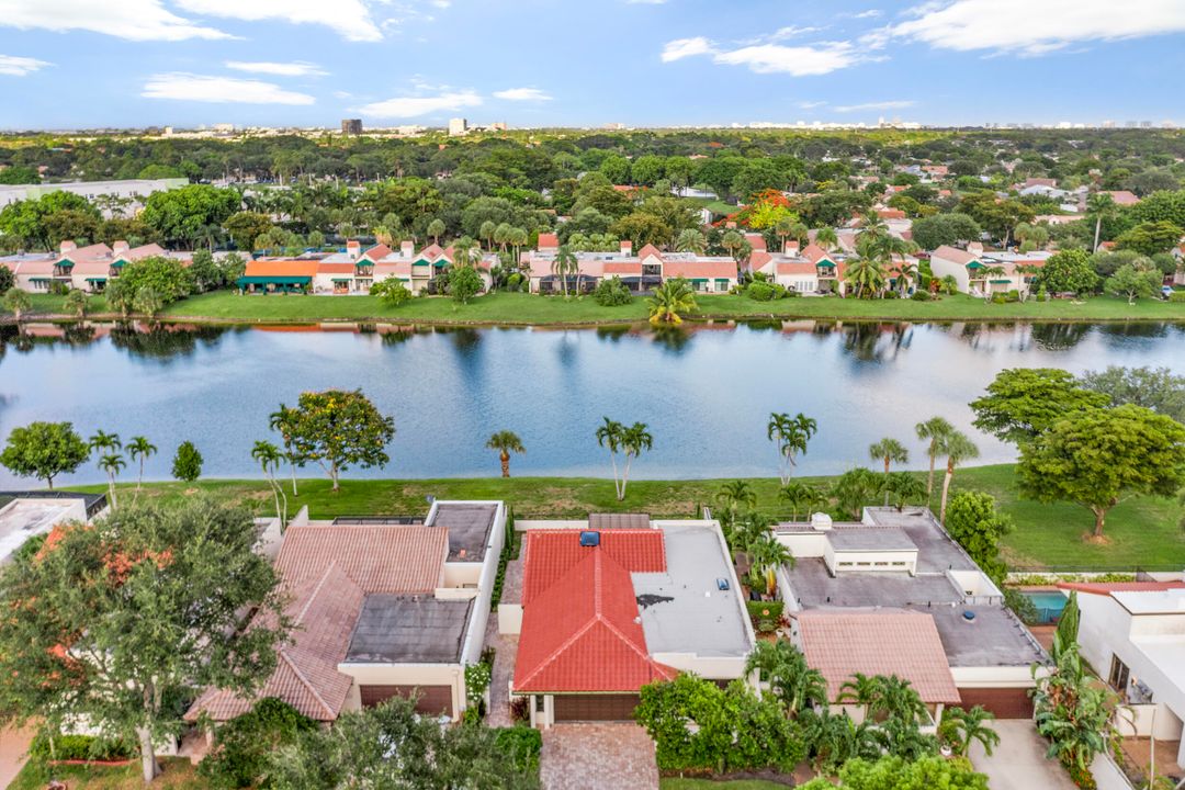 For Sale: $825,000 (3 beds, 2 baths, 2076 Square Feet)