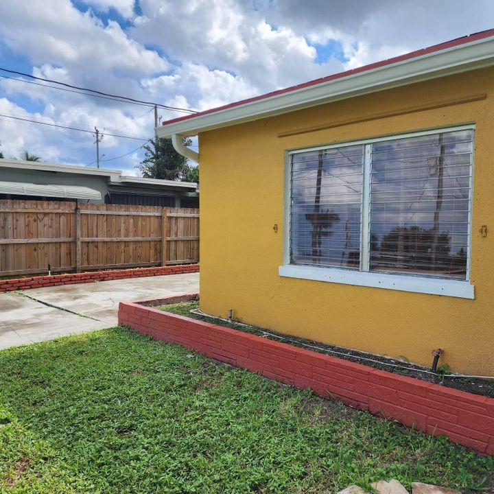 For Sale: $360,000 (3 beds, 1 baths, 1130 Square Feet)