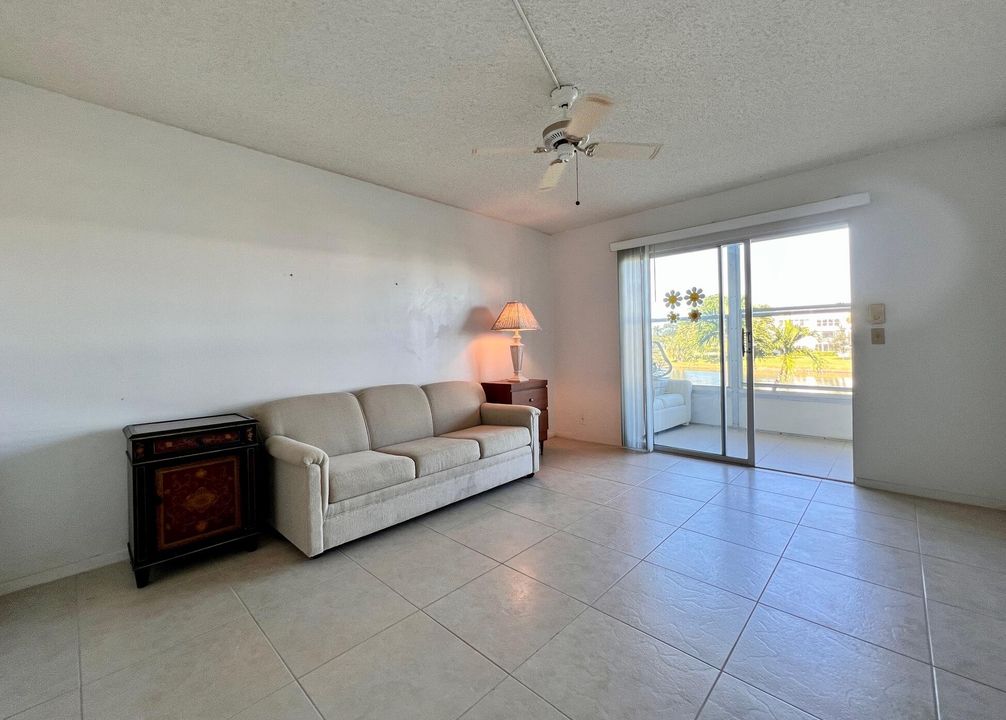 For Sale: $250,000 (2 beds, 2 baths, 1062 Square Feet)