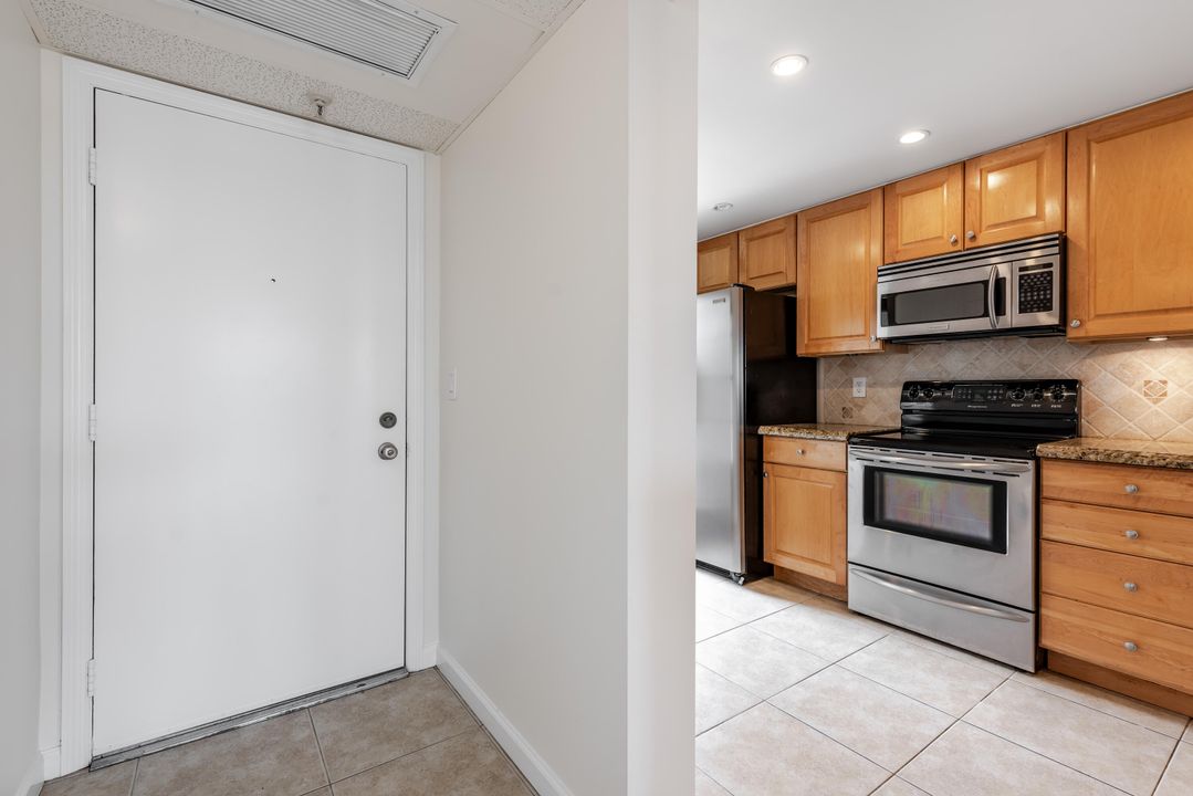 For Rent: $2,700 (2 beds, 2 baths, 1095 Square Feet)