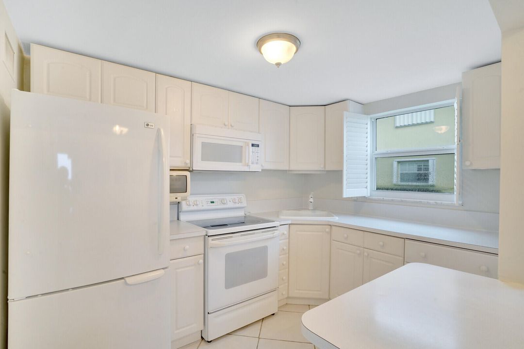 For Rent: $2,100 (2 beds, 2 baths, 978 Square Feet)