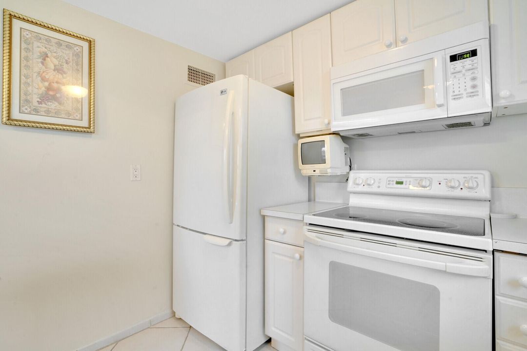 For Rent: $2,100 (2 beds, 2 baths, 978 Square Feet)