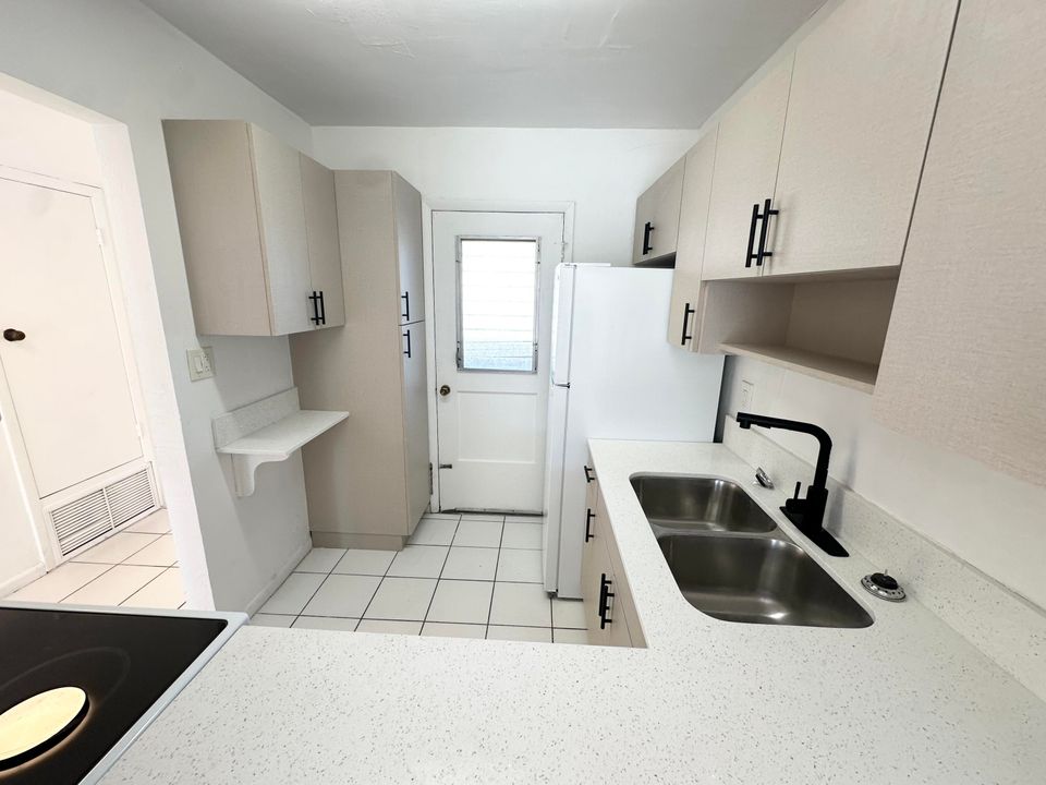 For Sale: $225,000 (2 beds, 2 baths, 1000 Square Feet)