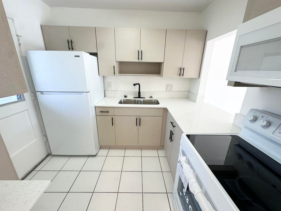 For Sale: $225,000 (2 beds, 2 baths, 1000 Square Feet)