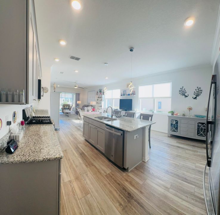 Active With Contract: $319,900 (2 beds, 2 baths, 1434 Square Feet)