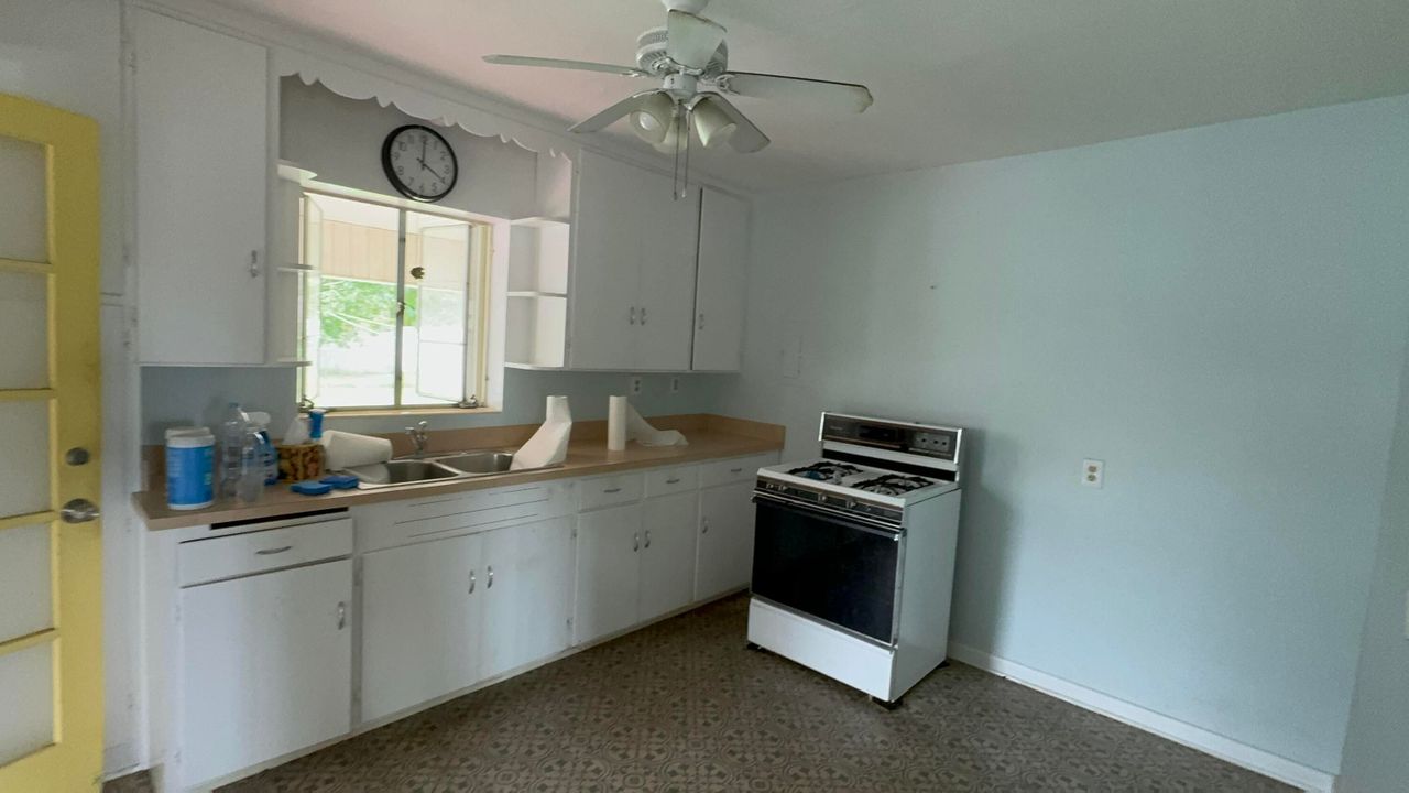 For Sale: $468,000 (2 beds, 1 baths, 1005 Square Feet)