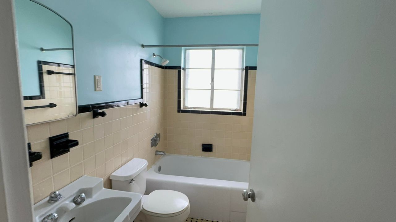 For Sale: $468,000 (2 beds, 1 baths, 1005 Square Feet)