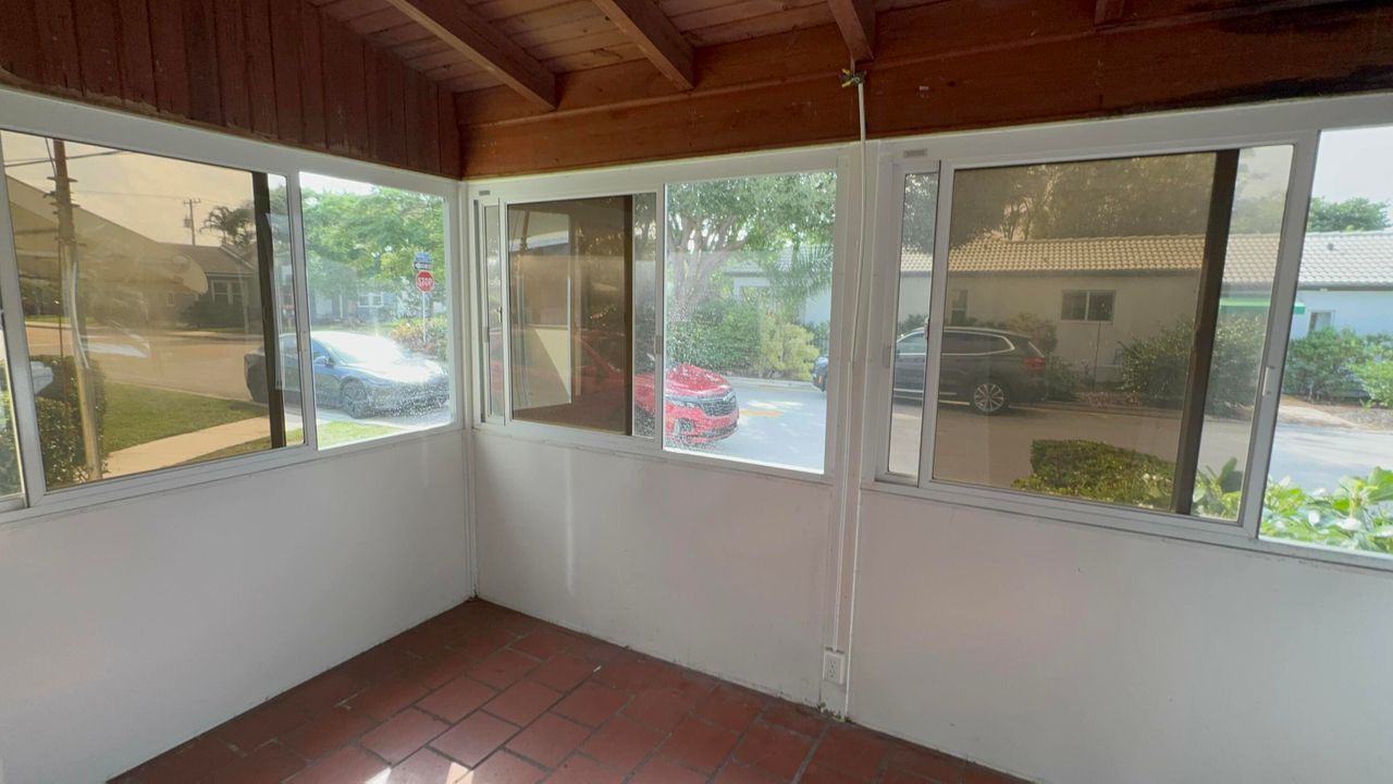 For Sale: $468,000 (2 beds, 1 baths, 1005 Square Feet)