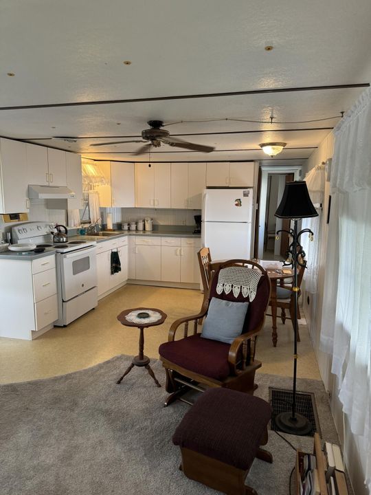 For Sale: $158,000 (2 beds, 2 baths, 944 Square Feet)