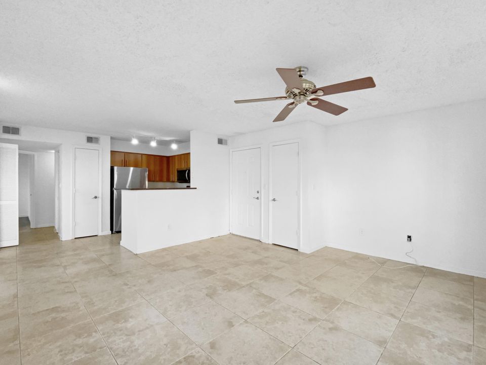 For Rent: $2,350 (2 beds, 2 baths, 948 Square Feet)