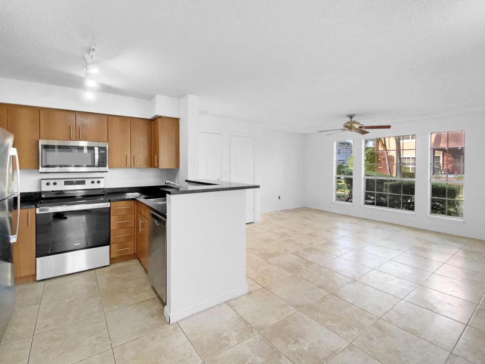 For Rent: $2,350 (2 beds, 2 baths, 948 Square Feet)