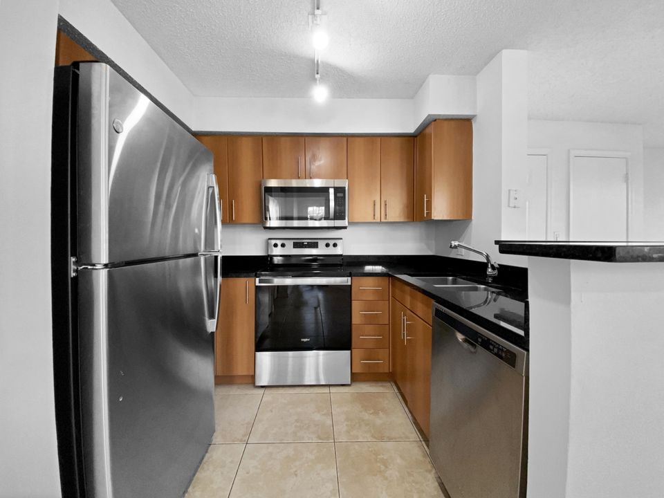 For Rent: $2,350 (2 beds, 2 baths, 948 Square Feet)