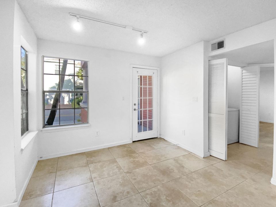 For Rent: $2,350 (2 beds, 2 baths, 948 Square Feet)