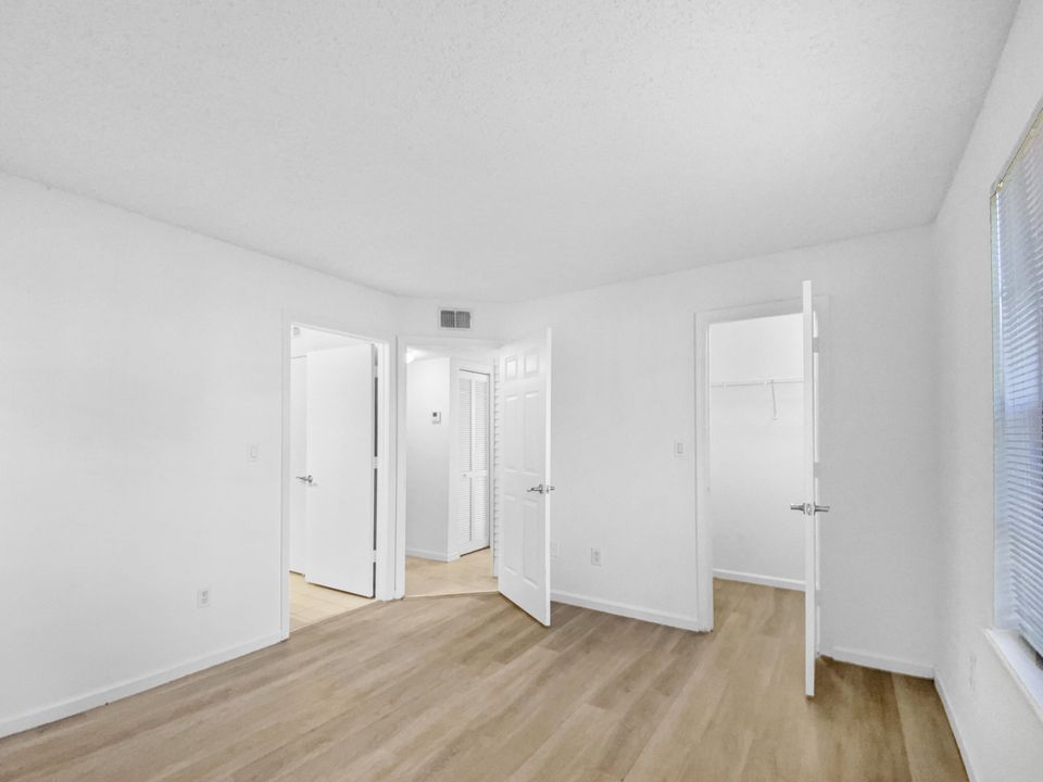 For Rent: $2,350 (2 beds, 2 baths, 948 Square Feet)