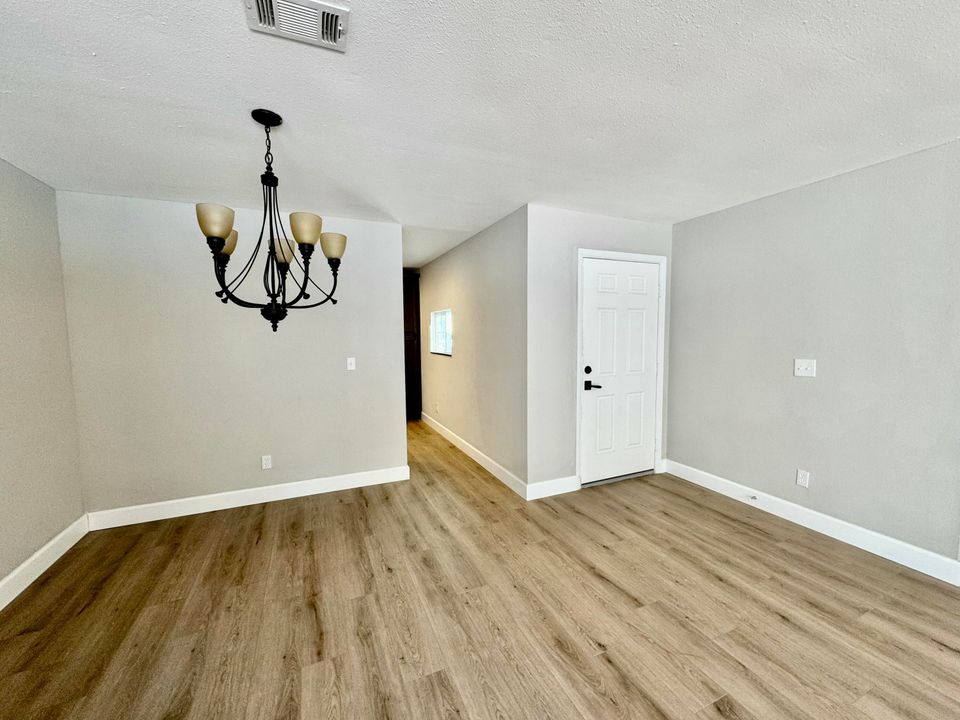 For Sale: $389,900 (3 beds, 2 baths, 1329 Square Feet)