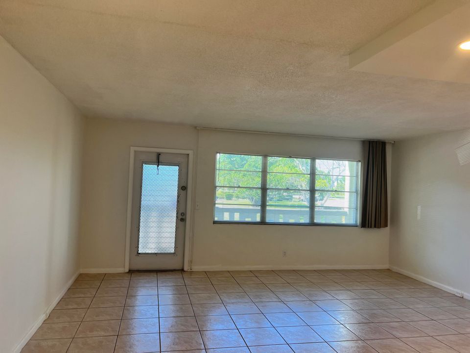 For Sale: $129,999 (1 beds, 1 baths, 719 Square Feet)