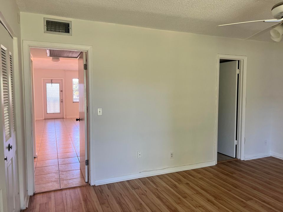 For Sale: $129,999 (1 beds, 1 baths, 719 Square Feet)