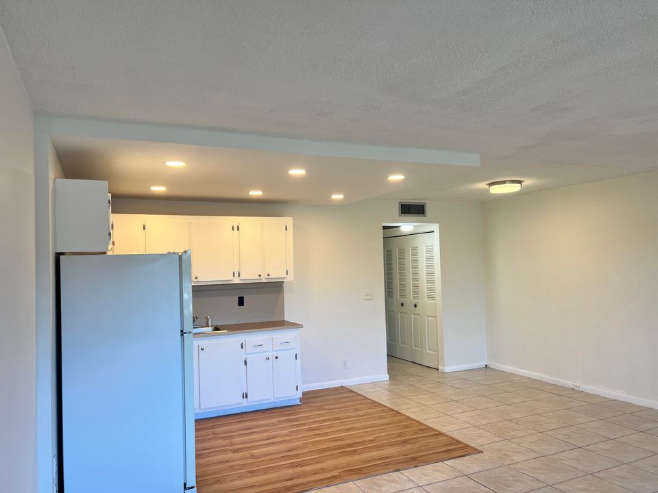 For Sale: $129,999 (1 beds, 1 baths, 719 Square Feet)