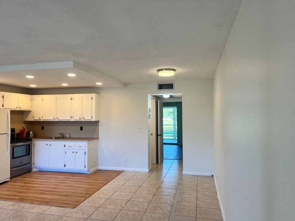 For Sale: $129,999 (1 beds, 1 baths, 719 Square Feet)