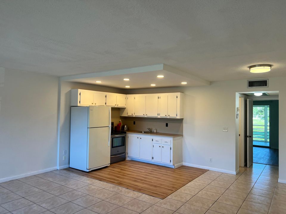 For Sale: $129,999 (1 beds, 1 baths, 719 Square Feet)