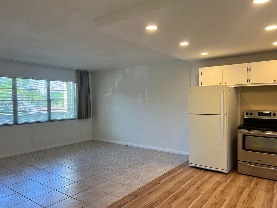 For Sale: $129,999 (1 beds, 1 baths, 719 Square Feet)