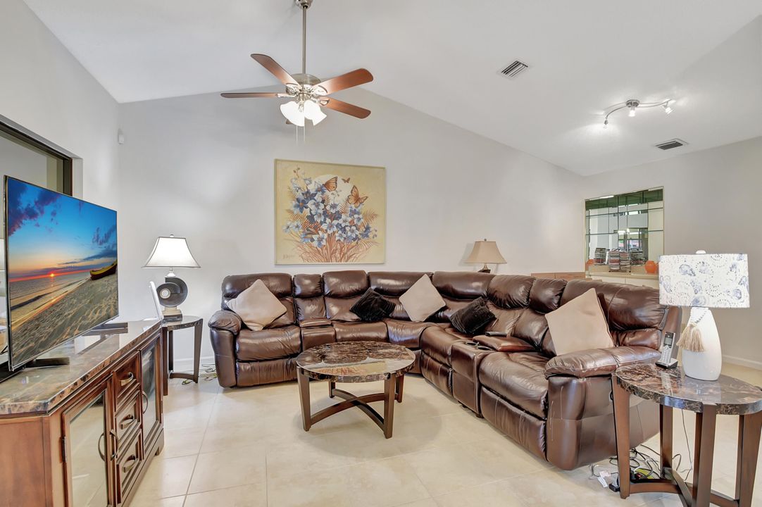 For Sale: $329,000 (2 beds, 2 baths, 1262 Square Feet)