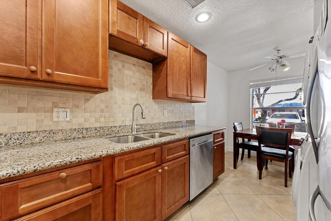 For Sale: $220,000 (2 beds, 2 baths, 1148 Square Feet)