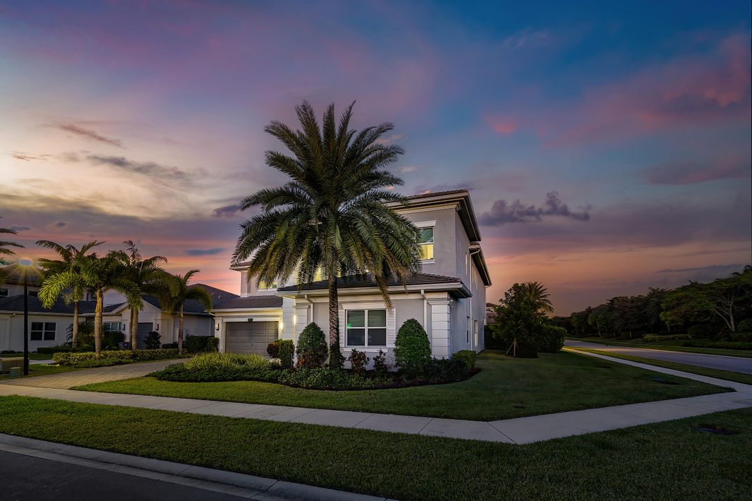 Active With Contract: $2,250,000 (5 beds, 5 baths, 5752 Square Feet)