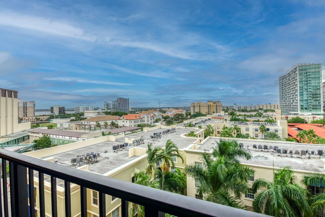 For Sale: $549,999 (2 beds, 2 baths, 1025 Square Feet)