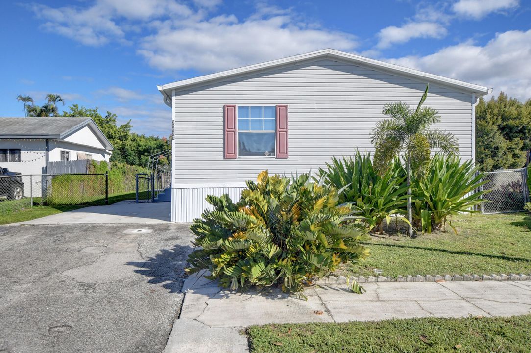 Active With Contract: $2,200 (3 beds, 2 baths, 1152 Square Feet)